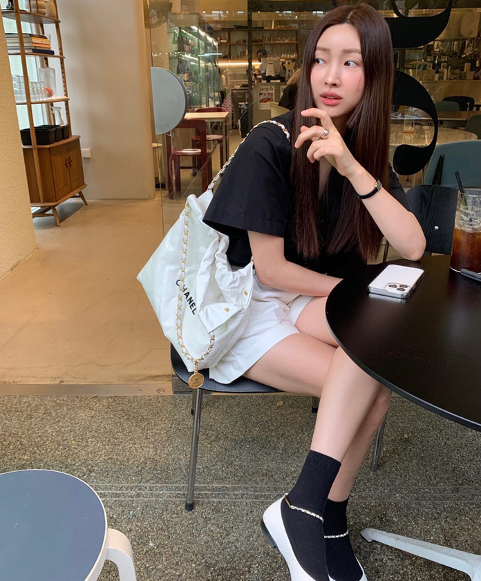 10위 [배우 차정원] CHANEL 샤넬 샤이니 카프스킨 골드메탈 22백 스몰 AS3260 2COLOR