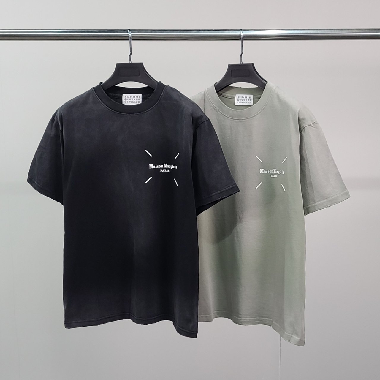 MAISON MARGIELA 메종마르지엘라 넘버레터링 피그먼트 반팔티