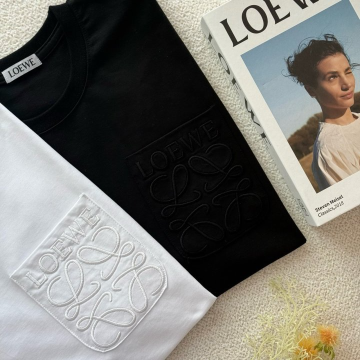 LOEWE 로에베 아나그램 포켓 자수 릴렉스 핏 반팔