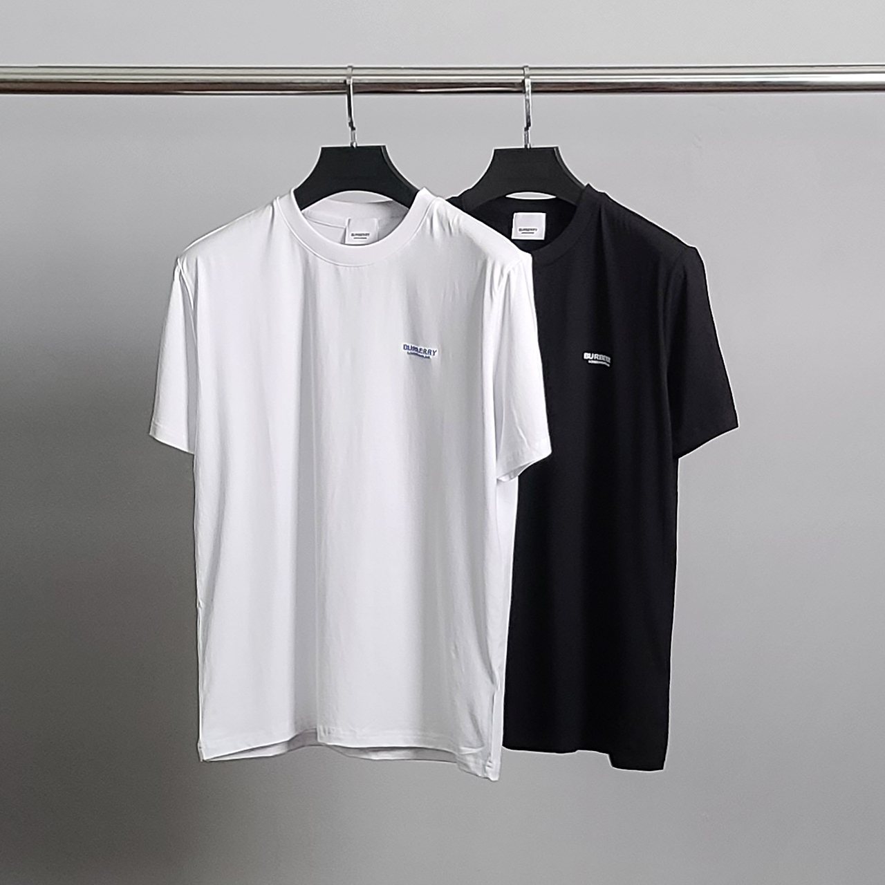 BURBERRY 버버리 엠보로고 라운드 반팔티